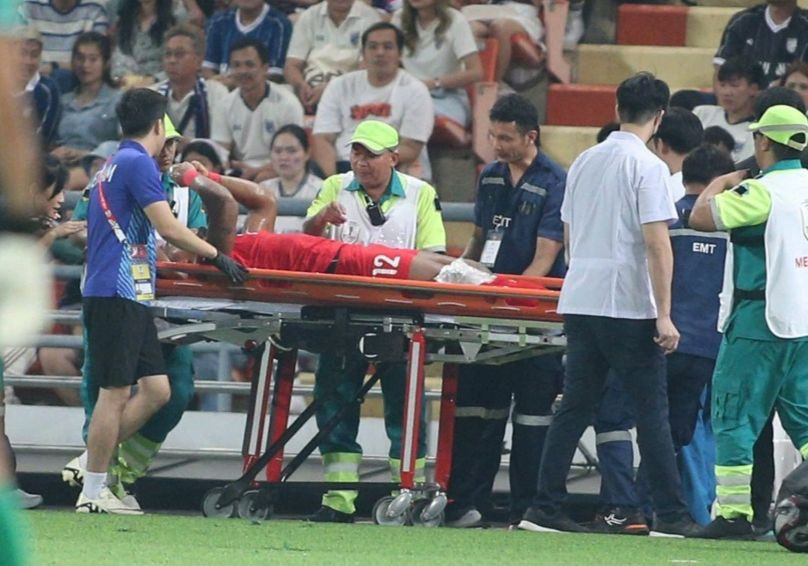 Xuân Son rời sân trên cáng trong sự lo lắng của CĐV nhà