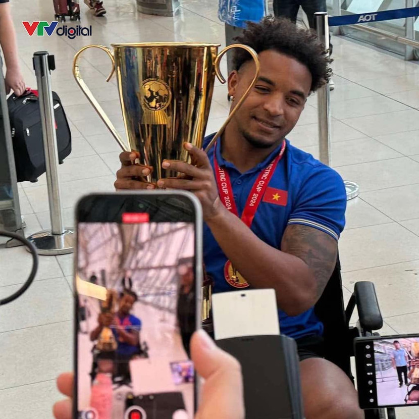 Xuân Son hạnh phúc bên danh hiệu đầu tiên trong màu áo ĐTQG (Ảnh: VTV Digital)