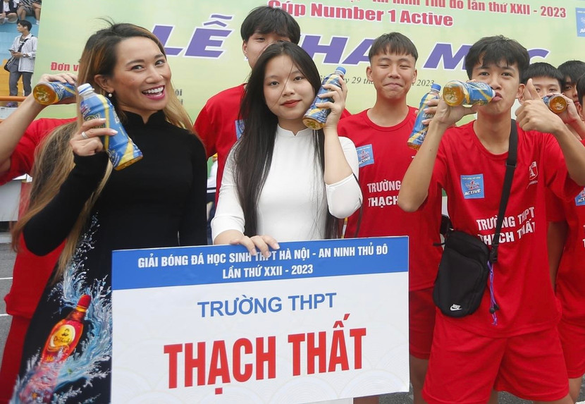 "Bông hồng thép" Vũ Phương Thanh (Thanh Vũ) - Đại sứ thương hiệu Number 1 Active của Tân Hiệp Phát trong ngày khai mạc Giải bóng đá học sinh THPT Hà Nội - An ninh Thủ đô lần thứ 22 Cúp Number 1 Active!