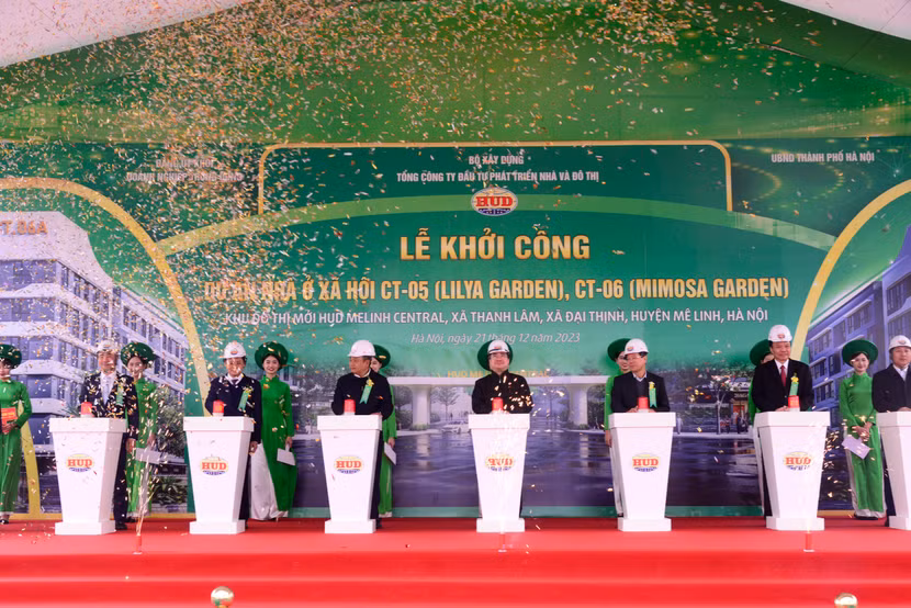 Các đại biểu bấm nút khởi công dự án nhà ở xã hội ở huyện Mê Linh