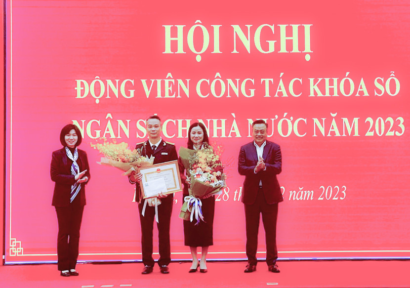 Chủ tịch UBND TP Hà Nội Trần Sỹ Thanh tặng Bằng khen của UBND thành phố Hà Nội cho các đơn vị