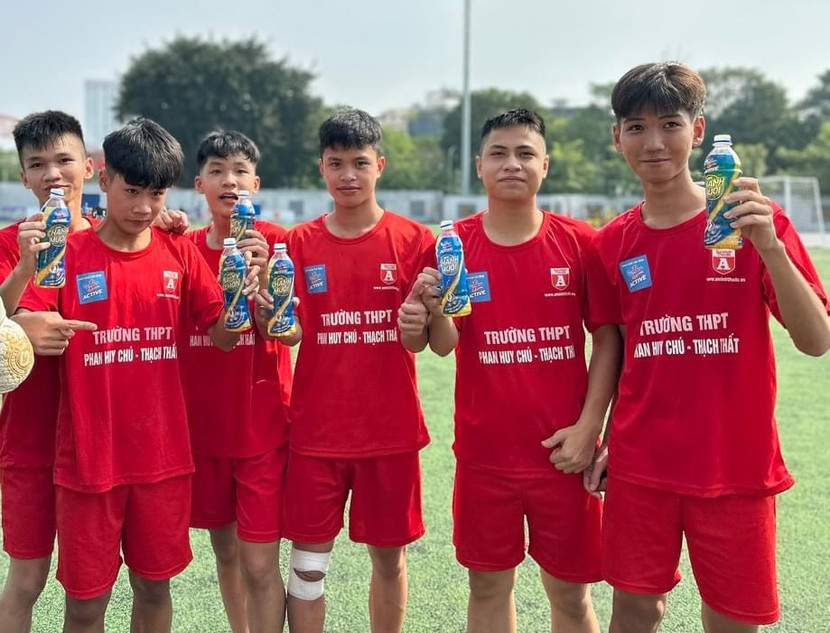 Các cầu thủ THPT Phan Huy Chú hào hứng trước trận chung kết