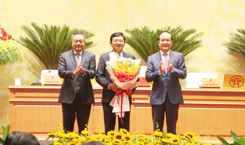 Lãnh đạo UBND TP, HĐND TP Hà Nội tặng hoa chúc mừng Chánh Thanh tra TP Hà Nội Trần Đức Hoạt