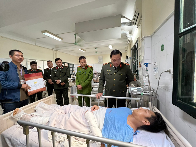 Trung tướng Nguyễn Hải Trung - Ủy viên Ban Thường vụ Thành ủy, Bí thư Đảng ủy, Giám đốc CATP Hà Nội đã đến Bệnh viện Việt Đức thăm hỏi, động viên Thượng úy Trương Văn Tú