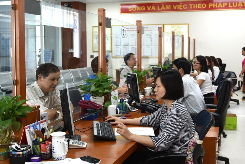 Người lao động làm thủ tục tại cơ quan bảo hiểm xã hội