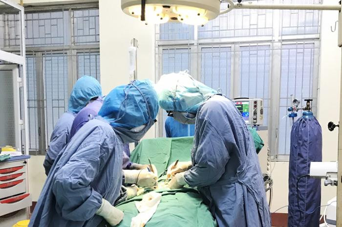 Các bác sĩ tại bệnh viện dã chiến phẫu thuật cấp cứu bệnh nhân Các bác sĩ tại bệnh viện dã chiến phẫu thuật cấp cứu bệnh nhân