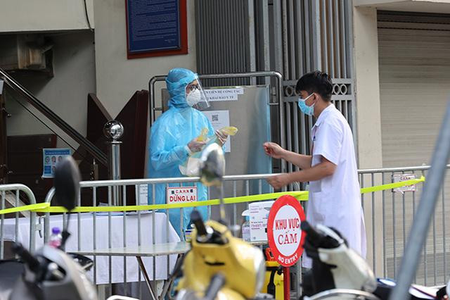 Lực lượng chức năng tại Hà Nội đã phong tỏa tạm thời tòa nhà 25 Lý Thường Kiệt để phòng chống COVID-19