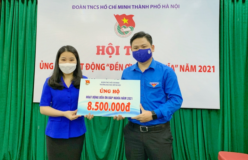 Bí thư Thành đoàn Hà Nội tiếp nhận ủng hộ vào quỹ "Đền ơn đáp nghĩa"