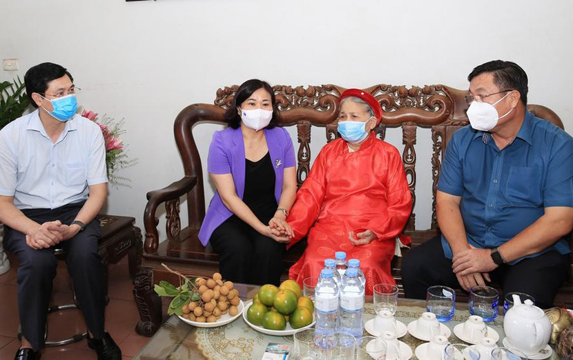 Phó Bí thư Thường trực Thành ủy Hà Nội Nguyễn Thị Tuyến thăm gia đình chính sách trên địa bàn thành phố
