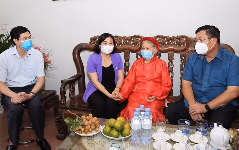 Phó Bí thư Thường trực Thành ủy Hà Nội Nguyễn Thị Tuyến thăm gia đình chính sách trên địa bàn thành phố