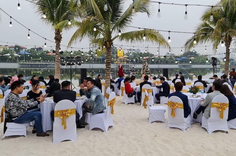 Sự kiện bán hàng dịp Noel diễn ra tại công viên trung tâm đối diện dự án Imperia Smart City Sự kiện bán hàng dịp Noel diễn ra tại công viên trung tâm đối diện dự án Imperia Smart City