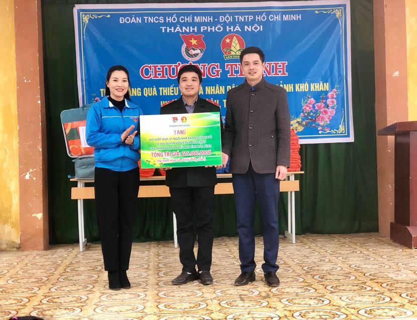 Phó Bí thư Thành đoàn Hà Nội Bùi Thị Lan Phương trao tặng hơn 600 suất quà tới thiếu nhi huyện Mai Châu