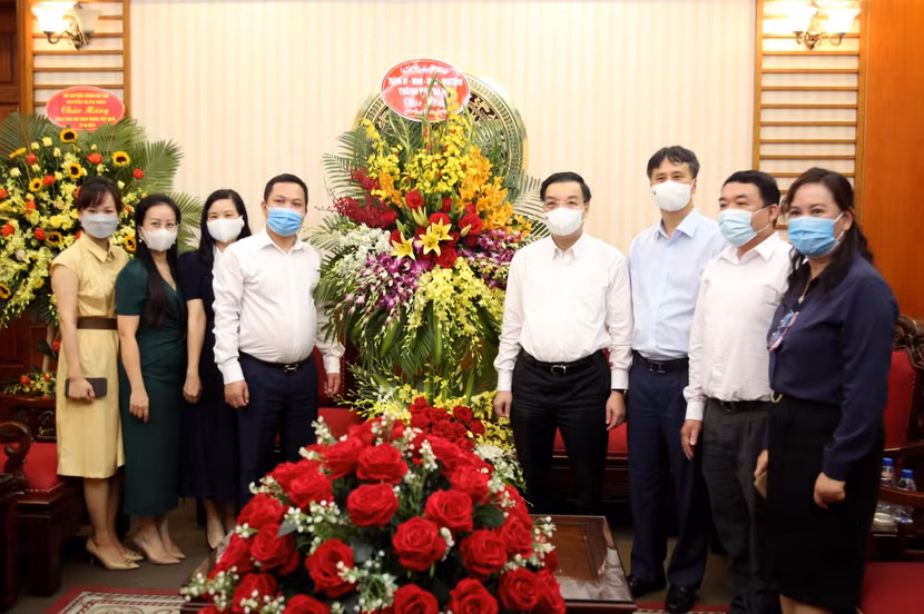 Chủ tịch UBND TP Hà Nội Chu Ngọc Anh chúc mừng Cổng TTĐT Chính phủ nhân dịp kỷ niệm 96 năm Ngày Báo chí Cách mạng Việt Nam