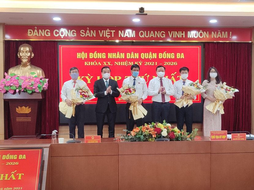 Chủ tịch UBND TP Chu Ngọc Anh chúc mừng lãnh đạo HĐND quận Đống Đa nhiệm kỳ 2021-2026.