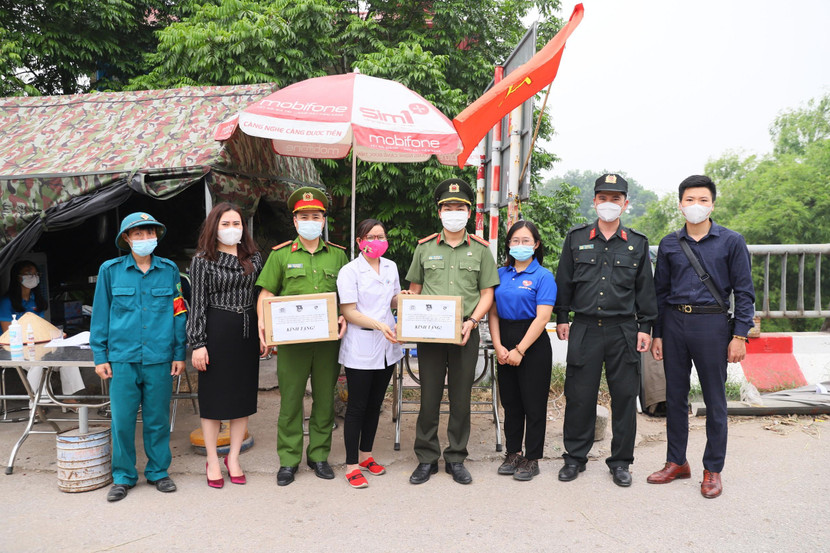 Tặng quà chốt kiểm soát Covid-19 ở Sóc Sơn giáp với tỉnh Bắc Giang Tặng quà chốt kiểm soát Covid-19 ở Sóc Sơn giáp với tỉnh Bắc Giang
