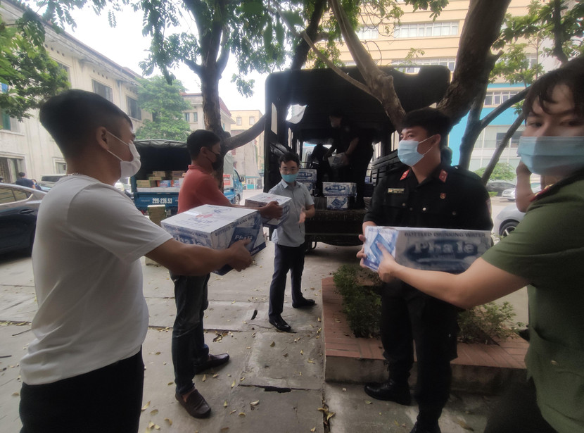 Vận chuyển nước lọc, nước khoáng tiếp sực lực lượng tuyến đầu ở tâm dịch Bắc Giang Vận chuyển nước lọc, nước khoáng tiếp sực lực lượng tuyến đầu ở tâm dịch Bắc Giang