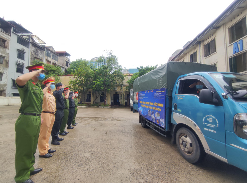 Đoàn xe chở hàng hóa tiếp sức tuyến đầu lên đường đi Bắc Ninh