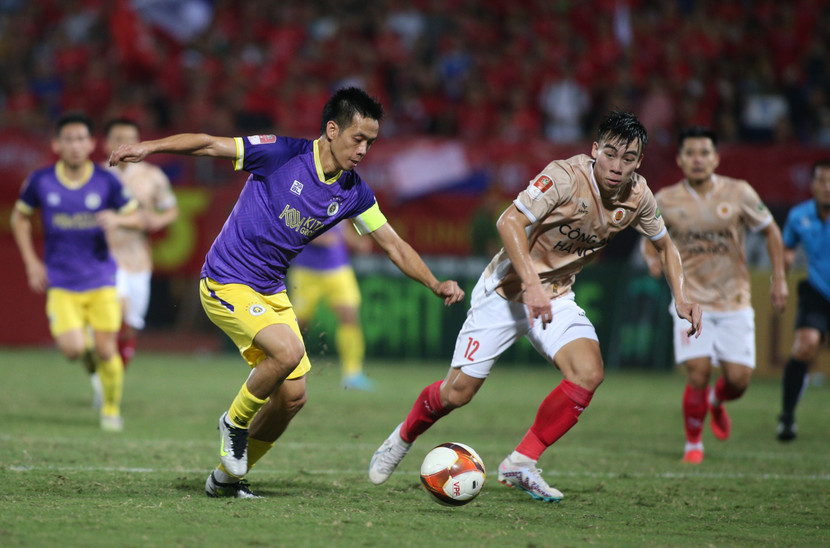 Trận derby Thủ đô giữa Công an Hà Nội (phải) và Hà Nội