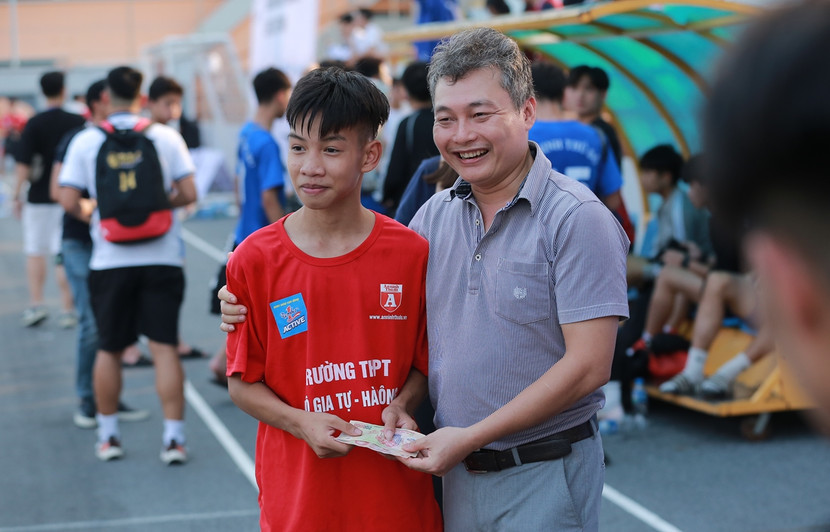 Nhà Quản lý - Thạc sĩ Phạm Khắc Quý xuống sân "thưởng nóng" cho các học trò Nhà Quản lý - Thạc sĩ Phạm Khắc Quý xuống sân "thưởng nóng" cho các học trò