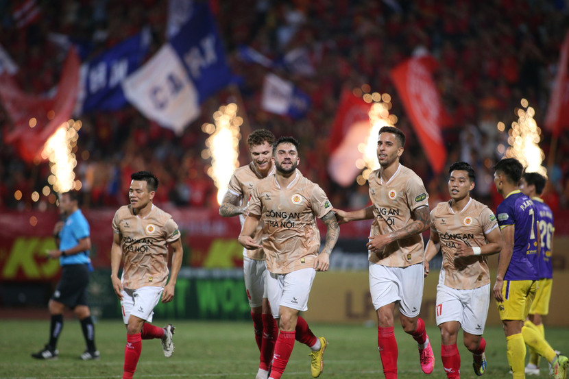 CLB Công an Hà Nội giải quyết trận đấu ngay trong hiệp 1