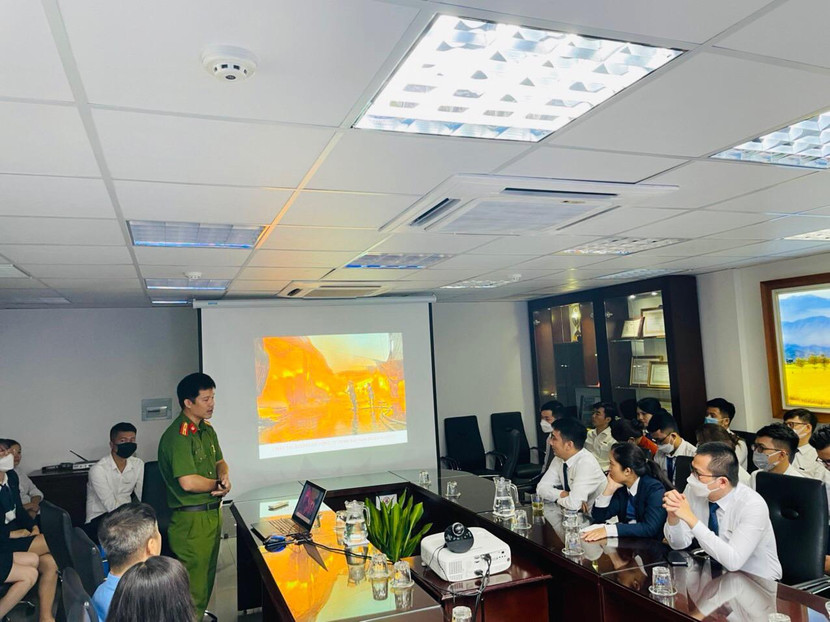 Cán bộ thuộc Đội Cảnh sát PCCC và CNCH Công an quận Hai Bà Trưng tuyên truyền về các kiến thức cơ bản về PCCC và CNCH cho các cán bộ, nhân viên ngân hàng. Cán bộ thuộc Đội Cảnh sát PCCC và CNCH Công an quận Hai Bà Trưng tuyên truyền về các kiến thức cơ bản về PCCC và CNCH cho các cán bộ, nhân viên ngân hàng.