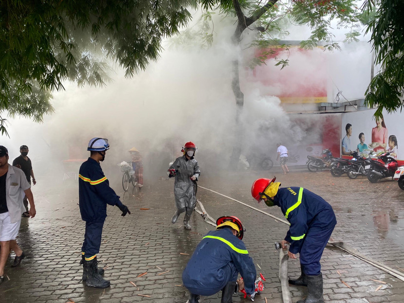 Lực lượng Cảnh sát phòng cháy, chữa cháy và cứu hộ, cứu nạn Công an quận Hai Bà Trưng nhanh chóng có mặt tại hiện trường triển khai chữa cháy. Lực lượng Cảnh sát phòng cháy, chữa cháy và cứu hộ, cứu nạn Công an quận Hai Bà Trưng nhanh chóng có mặt tại hiện trường triển khai chữa cháy.