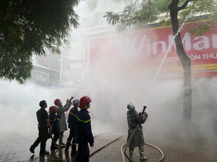 Ngọn lửa được khống chế sau 20 phút. Ngọn lửa được khống chế sau 20 phút.