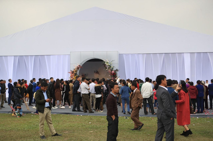 Lượng khách rất lớn đến dự đám cưới