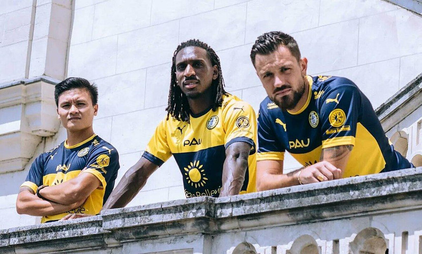 Antoine Batisse (phải) cùng Quang Hải trong chiến dịch quảng cáo áo đấu của Pau FC Antoine Batisse (phải) cùng Quang Hải trong chiến dịch quảng cáo áo đấu của Pau FC