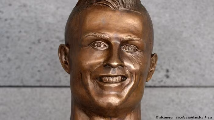 Bức tượng đậm chất tấu hài của Ronaldo ở Madeira