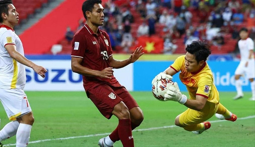 Nguyên Mạnh (phải) có một kỳ AFF Cup không tệ Nguyên Mạnh (phải) có một kỳ AFF Cup không tệ