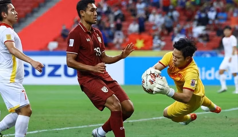 Nguyên Mạnh (phải) có một kỳ AFF Cup không tệ