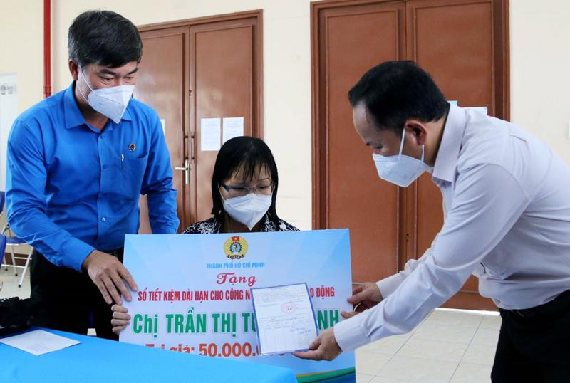 Tặng sổ tiết kiệm cho công nhân bị tai nạn lao động