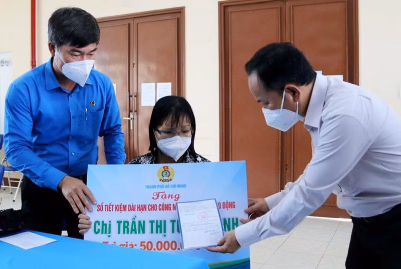 Tặng sổ tiết kiệm cho công nhân bị tai nạn lao động