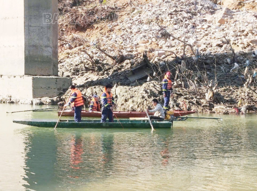 Lực lượng chức năng đã tìm thấy thi thể công nhân dọn rác trên cầu Nậm Tôn bị mất tích