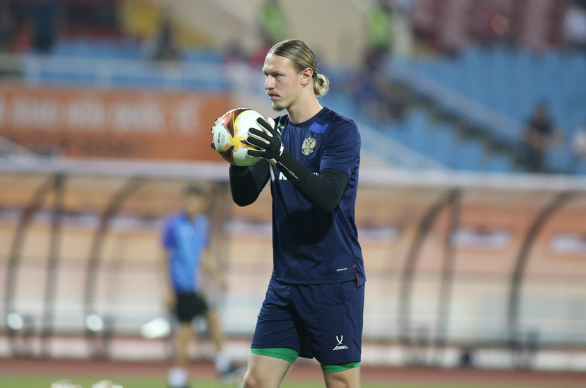 Thủ môn Matvei Safonov khởi động trước trận Việt Nam vs Nga