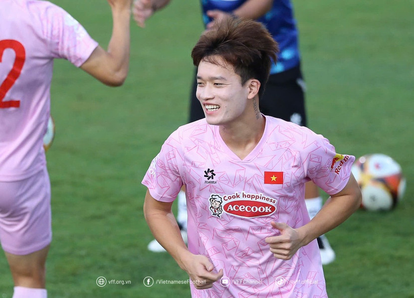 Tiền vệ Hoàng Đức trên sân tập chiều 3-9