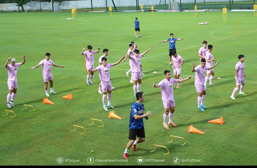 ĐT Việt Nam trở lại sân tập chiều 8-9