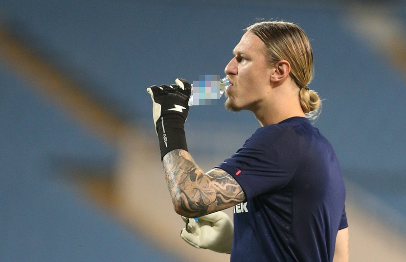 Safonov uống nước liên tục vì thời tiết nóng bức