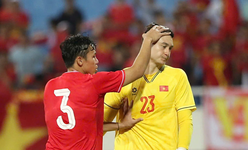 Đặng Văn Lâm được đồng đội an ủi sau khi mắc sai lầm