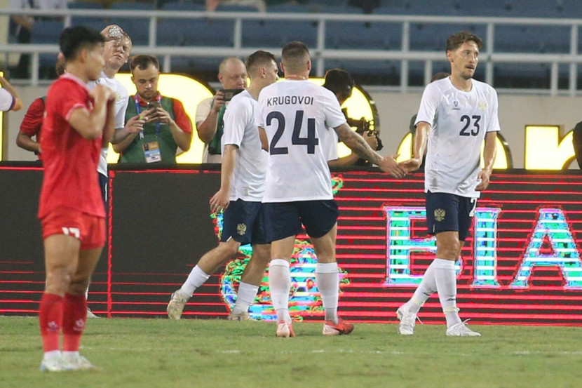 ĐT Nga (áo trắng) chỉ đá với đội hình dự bị nhưng vẫn quá mạnh trước ĐT Việt Nam