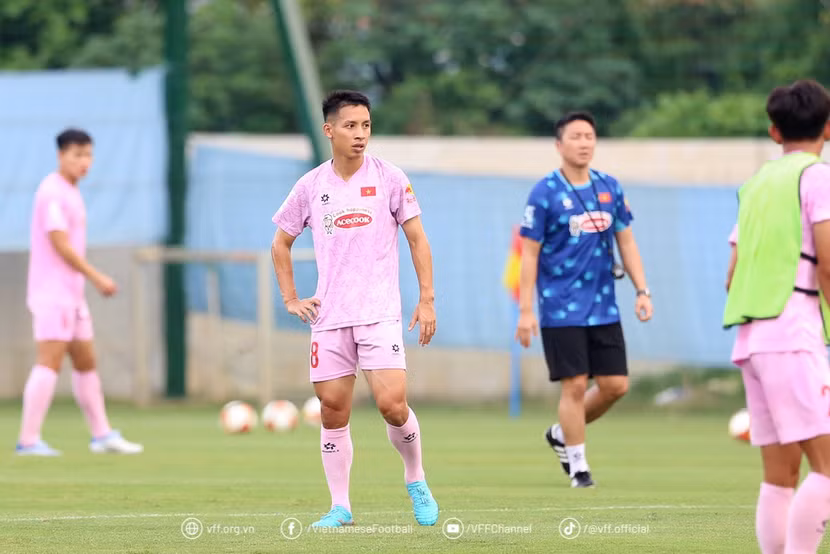 Đỗ Hùng Dũng trong buổi tập chiều 2-9 cùng ĐT Việt Nam Đỗ Hùng Dũng trong buổi tập chiều 2-9 cùng ĐT Việt Nam