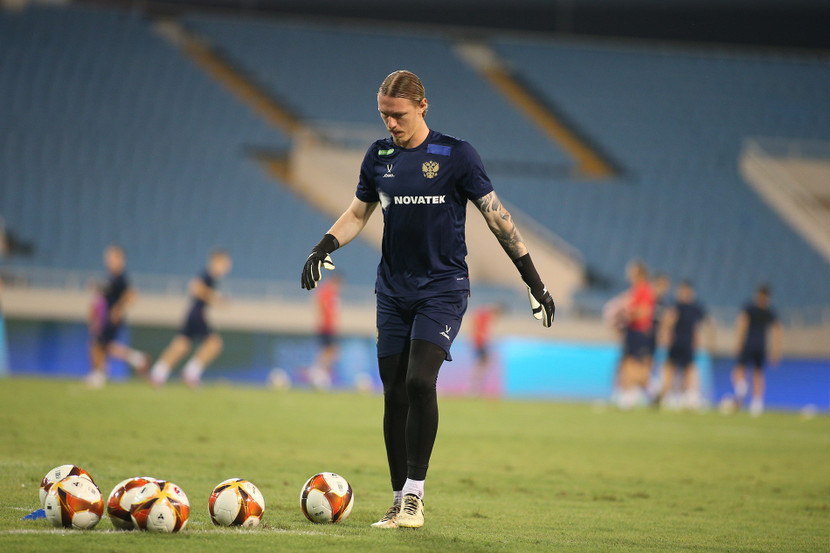 Thủ môn Matvei Safonov trên mặt cỏ sân Mỹ Đình