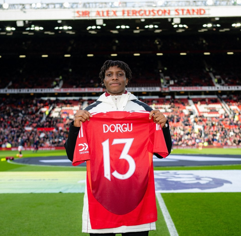 Patrick Dorgu mang áo số 13 ở MU