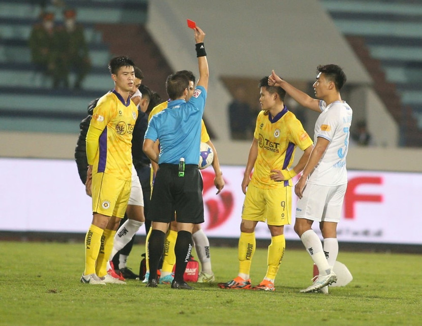 Pha bóng dẫn đến tấm thẻ đỏ của Tuấn Hải bên phía Hà Nội FC