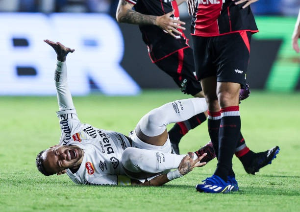 Hình ảnh này của Neymar rất quen thuộc với các CĐV trong nhiều năm qua Hình ảnh này của Neymar rất quen thuộc với các CĐV trong nhiều năm qua