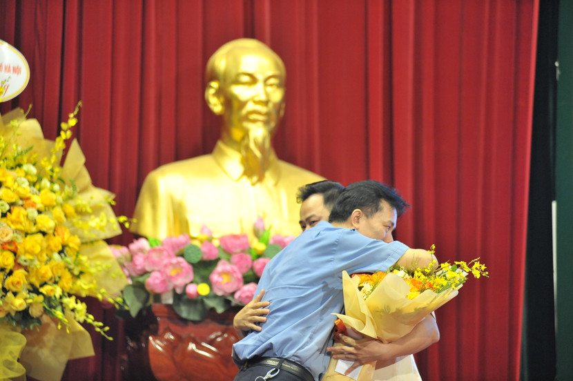 Cái ôm xúc động của anh Nguyễn Tiến Dũng và Đại úy Đào Văn Khánh (Cảnh sát khu vực CAP Giang Biên, quận Long Biên)