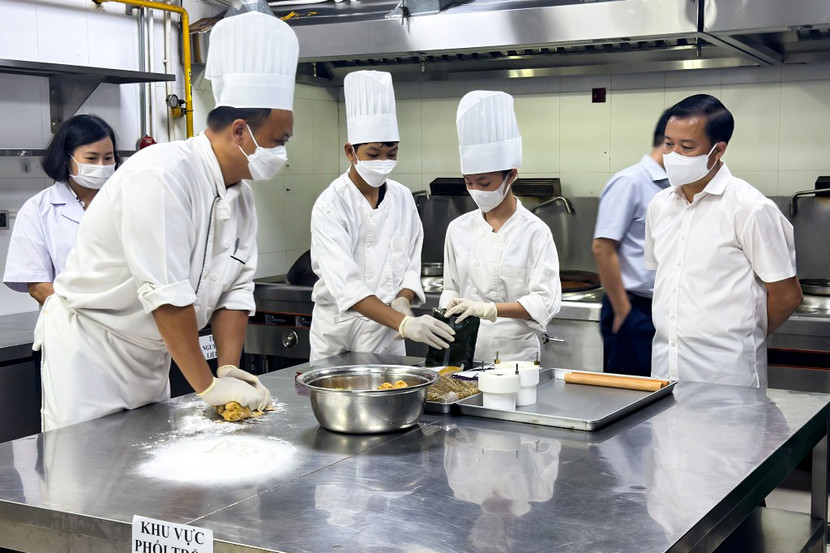 Hà Nội bắt đầu đợt kiểm tra an toàn thực phẩm Tết Trung thu 2024 từ nay đến 20-9 với các cơ sở sản xuất bánh trung thu ở 30 quận, huyện, thị xã. Hà Nội bắt đầu đợt kiểm tra an toàn thực phẩm Tết Trung thu 2024 từ nay đến 20-9 với các cơ sở sản xuất bánh trung thu ở 30 quận, huyện, thị xã.