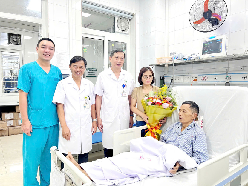 Đồng chí Hoàng Thanh Tuyền, Giám đốc Bệnh viện 19-8 PGS.TS thăm hỏi, động viên, chúc mừng người bệnh và thân nhân ngày ra viện Đồng chí Hoàng Thanh Tuyền, Giám đốc Bệnh viện 19-8 PGS.TS thăm hỏi, động viên, chúc mừng người bệnh và thân nhân ngày ra viện