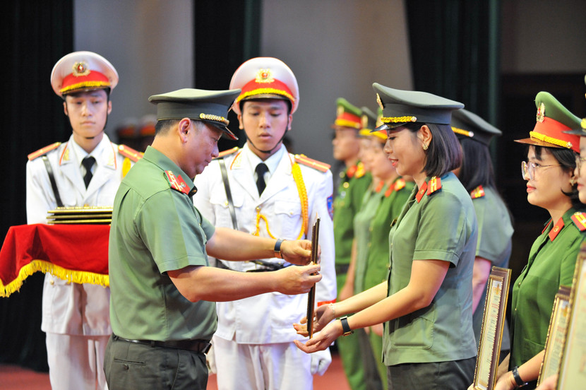 Đại tá Phạm Thanh Hùng, Phó Giám đốc CATP khen thưởng các tác giả có giải cao trong cuộc thi viết "Người tốt, việc tốt" năm 2024 trong CATP Hà Nội